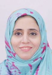  صورة الملف الشخصي للخبيرة روبيا فاطمة وهي ترتدي حجاباً أزرق اللون وتبتسم.
