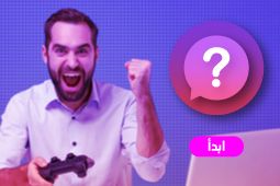 رجل أعمال يحمل بيده آلة تحكم عن بعد ويعبّر عن فوزه باللعبة