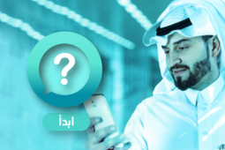 رجل قطري ينظر إلى هاتفه